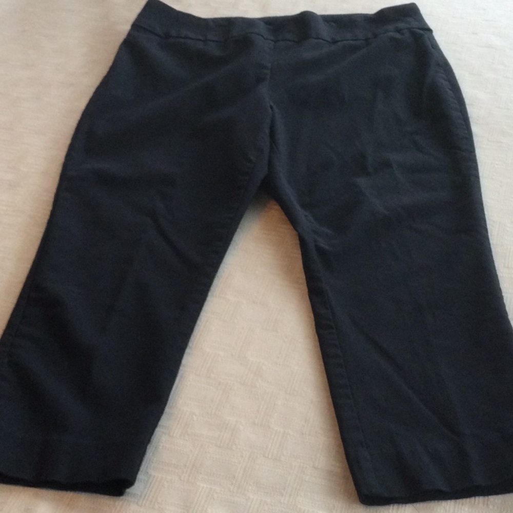 St John’s Bay Black Cropped Pants size 12.